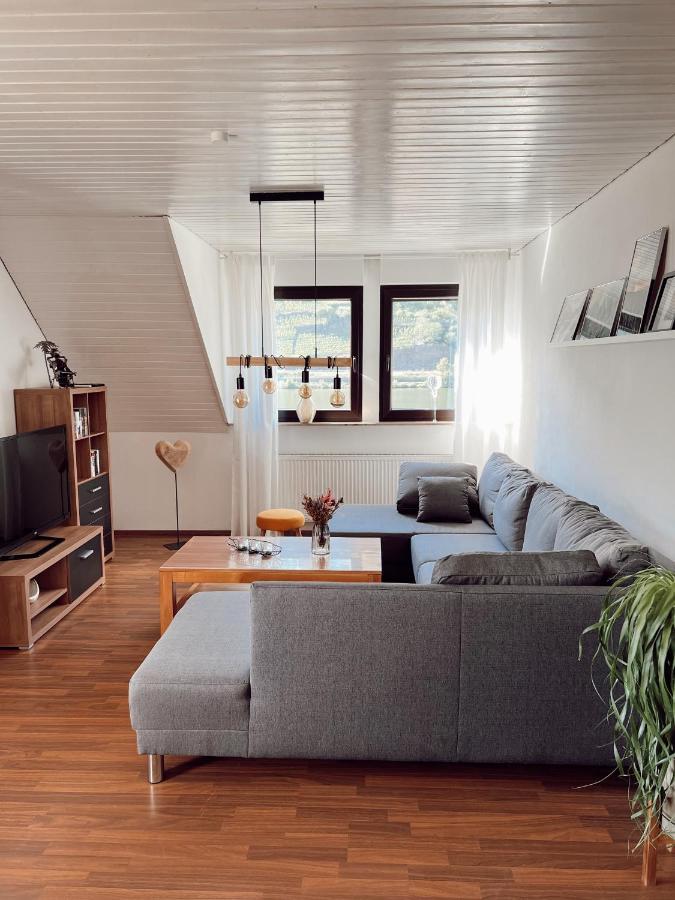 Ferienwohnung Moselflair Mit Direktem Blick Auf Die Mosel Und Weinberge Oberfell Eksteriør bilde